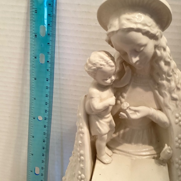 SALE! … M. J. HUMMEL…LARGE MADONNA AND CHILD PORCELAIN FIGURINE..minor flaws - Picture 9 of 11